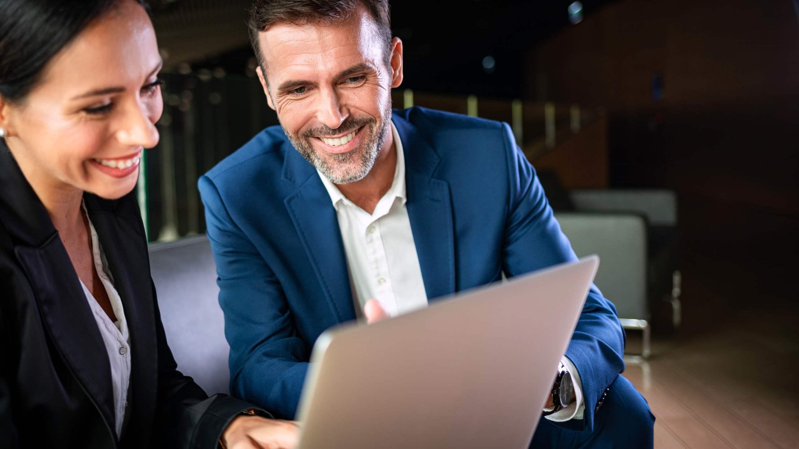 商人和商人在现代办公室会议